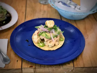 Tostada de smoked tuna, chicharones (34744020880)