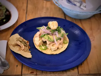 Tostada de smoked tuna, chicharones (34744020890)