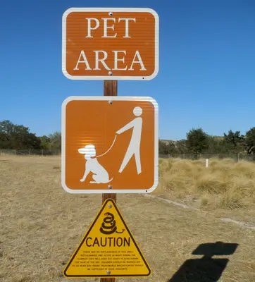 CA US101nb PetAreaCautionSign 20150917 (22219332351)
