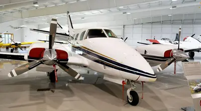 Beechcraft Duke (52464505346)