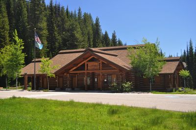 Npnht-lolo-pass-visitor-center-06212017-rogermpeterson-002 (49523093677)