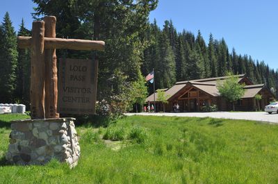 Npnht-lolo-pass-visitor-center-rogermpeterson-06212017 (49523092317)