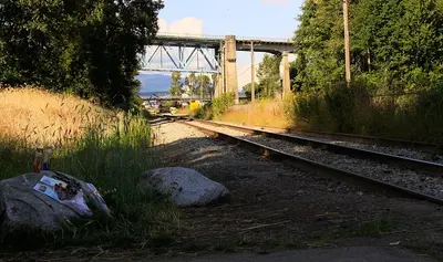 Memorial on the wrong side of the tracks (6088356083)