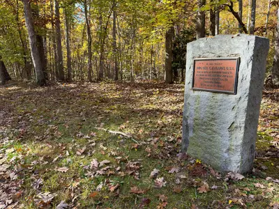Monument to Confederate General Elisha Paxton who died near this site on May 3, 1863 at the Battle of Chancellorsville. (cedd06bb-4efb-418d-b02e-5007dd7f8e46)