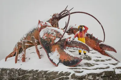 The World's Largest Lobster on a snowy day (23897483272)