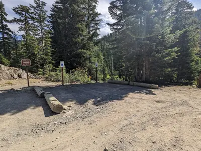 Accessible Parking at Mowich Lake (7d6600f5-a9c2-44b1-951c-01ebd1e67ee1)