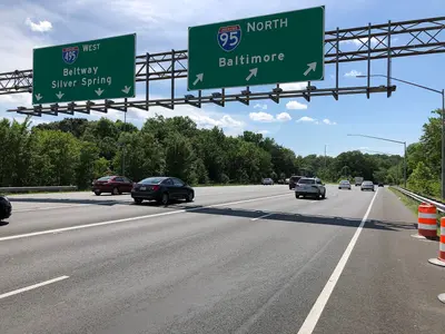 2019-05-27 15 16 42 View north along the outer loop of the Capital Beltway at the split between Interstate 95 North towards Baltimore and Interstate 495 West towards Silver Spring in Beltsville, Prince Georges County, Maryland