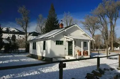 Vigilante rental cabin
