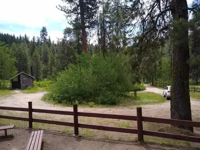 A turn-around dirt path driveway.