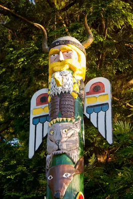 Viking Totem Pole - panoramio