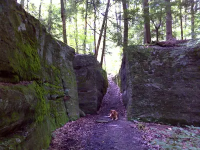 FLT M03 2.5 mi - FLT goes through this channel in maze of rocks at Little Rock City - panoramio