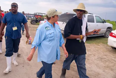 June 2, Getting first hand accounts from cleanup workers at Fourchon Beach, La (4666453058)