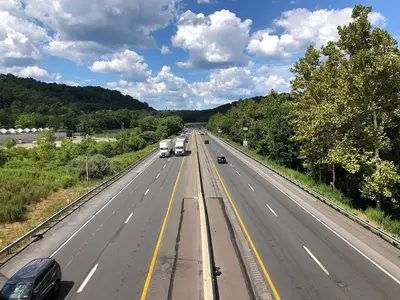 2022-08-15 14 15 23 View west along Interstate 80 (Keystone Shortway) from the overpass for the ramp to Pennsylvania State Route 611 in Smithfield Township, Monroe County, Pennsylvania