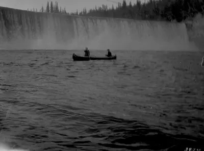 Two people canoeing, Lady Evelyn Falls, Kakisa River, Northwest Territories Deux personnes faisant du canot, chutes Lady Evelyn, rivière Kakisa (Territoires du Nord-Ouest) (33173823584)