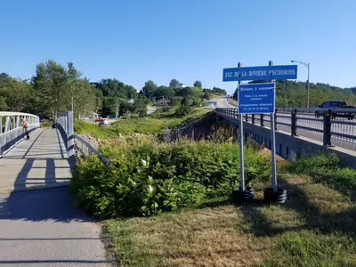 Les Escoumins-Pont piétonnier et pont de la route 138 au village-2018-07-21