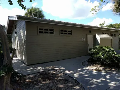 Peanut-island-bathrooms-building (49369864571)