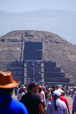 Pirámide de la Luna a la distancia 17