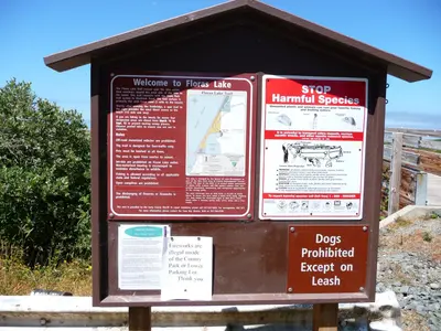 Hinweistafel bei Floras Lake, Oregon, USA - panoramio