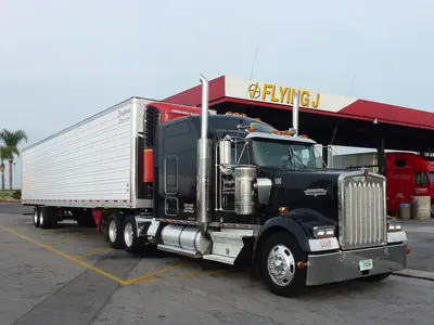 Bakersfield, (CA) Truck Kenworth at Flying J Travel Plaza (1)