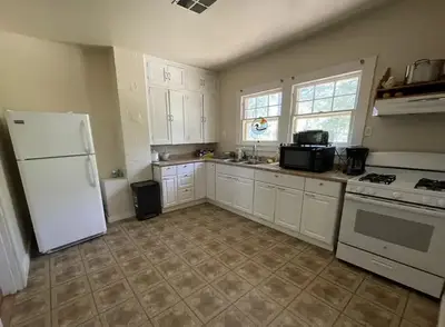 Palisades Cabin, Kitchen
