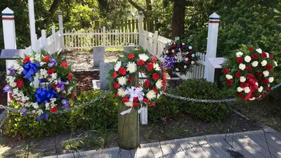 Wreaths in Ocracoke (14176202412)