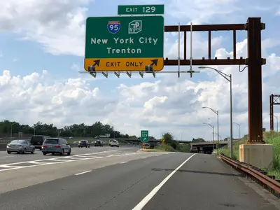 2020-07-11 15 38 22 View north along New Jersey State Route 444 (Garden State Parkway) at Exit 129 (Interstate 95-New Jersey Turnpike, New York City, Trenton) in Woodbridge Township, Middlesex County, New Jersey