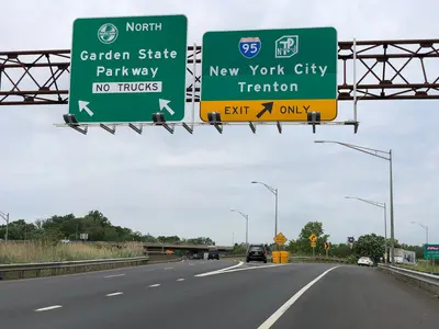 2021-05-28 12 43 07 View along the ramp connecting northbound U.S. Route 9, New Jersey State Route 184 and Middlesex County Route 501 to the New Jersey Turnpike and northbound Garden State Parkway in Woodbridge Township, Middlesex County, New Jersey