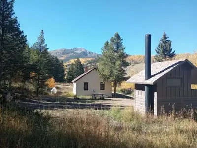 Front of cabin showing amazing mountain view