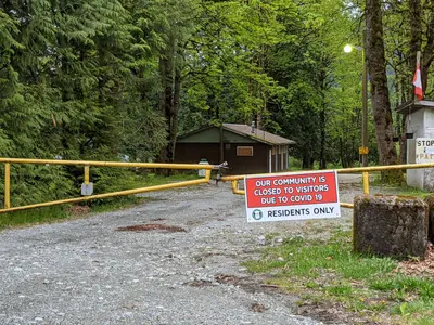 COVID 19 community closure sign