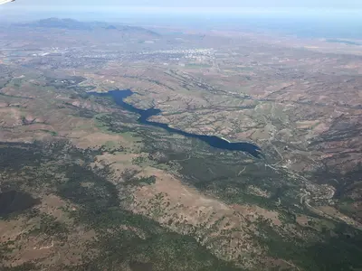 2022-03-24 20 20 10 UTC minus 7 View from an airplane looking north towards Lake Del Valle in Alameda County, California, with the city of Livermore visible in the distance
