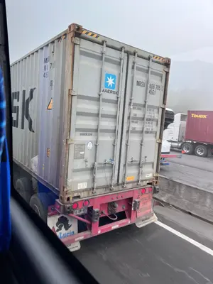 Container maersk en la carretera