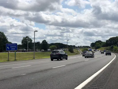 2020-07-16 11 10 15 View south along New Jersey State Route 444 (Garden State Parkway) at the Cheesequake Service Area in Sayreville, Middlesex County, New Jersey