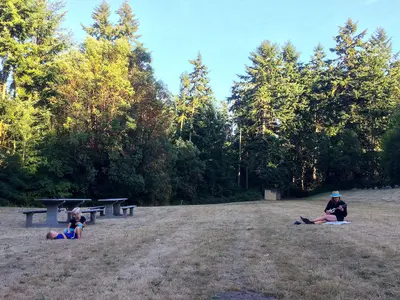 Uke on the lawn (19980635812)