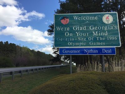 2016-03-23 11 04 47 "Welcome - We're glad Georgia's on your mind" sign along northbound Interstate 85 entering Harris County, Georgia from Chambers County, Alabama