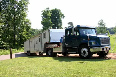 Running Bear (Freightliner FL-Series) - 01