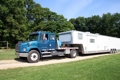 Running Bear (Freightliner FL-Series) - 02
