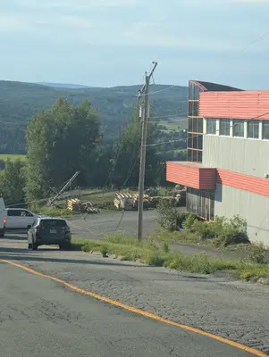 Lignes électriques tombées et poteaux cassés