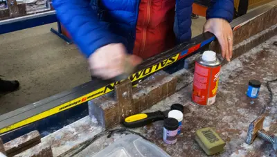 Smoothing of grip wax on a classic cross-country ski