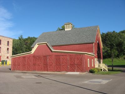 Leinenkugel Old Horse Barn - panoramio