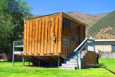 Upside down House Lee Vining, Ca. - panoramio