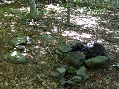 FLT M32 1.4 mi - Bivouac area 50 yards N of trail, fire ring, rock seat - panoramio