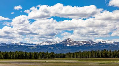 West Yellowstone (MT, USA), Blick auf die Rocky Mountains -- 2022 -- 2394