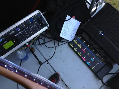 Stratocaster, Axe Fx II, MIDI controller and powered speaker