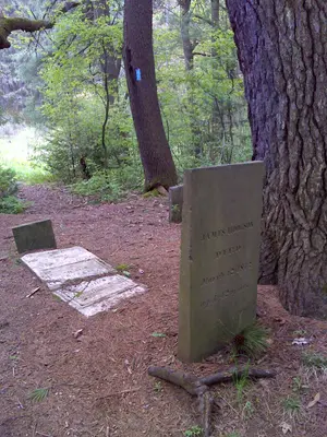 FLT O1 19.8 mi - Old small cemetery near Shackham Pond, no camping here - panoramio