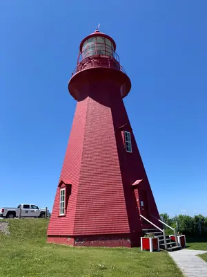 Le phare rouge de la Martre de proche