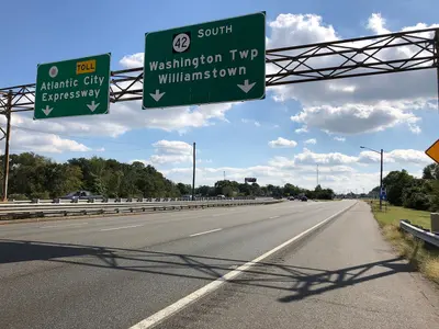 2018-10-03 14 05 42 View south along New Jersey State Route 42 (North-South Freeway) at the exit for New Jersey State Route 446 (Atlantic City Expressway) in Washington Township, Gloucester County, New Jersey