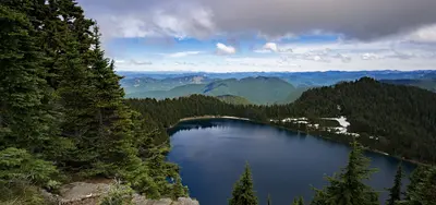Dark Summit Lake (Unsplash)