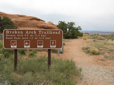 Broken Arch Trailhead - panoramio