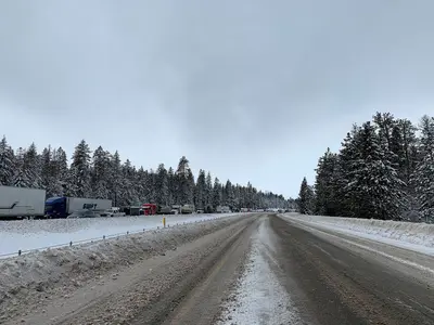 Queue of trucks on I-84 (50980023218)