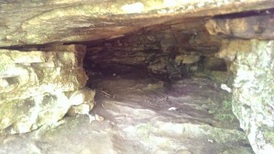 A small cave on the winding steps up - panoramio